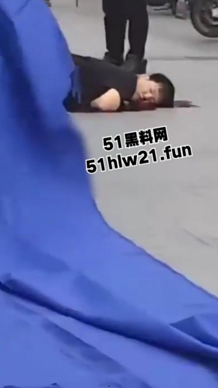 浙江绍兴大唐街道大润发超市门外，发生持刀伤人恶性事件，多名男子浑身是血倒地不起，行凶者疑似报复社会。-1