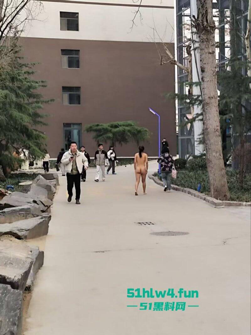 河北一小区路边惊现裸奔女，一丝不挂露奶露逼勇气可嘉，真实小母狗出来执行主人的任务。-2