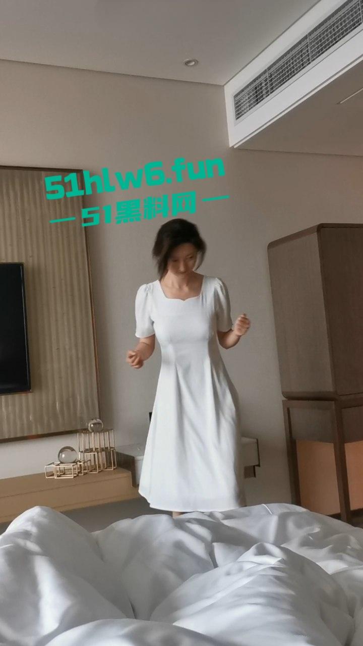 大神附近人约炮，极品身材校花女神，美乳粉嫩硕大蜂腰翘臀马甲线，还是被大神抓头发后入真够骚的啊。-2