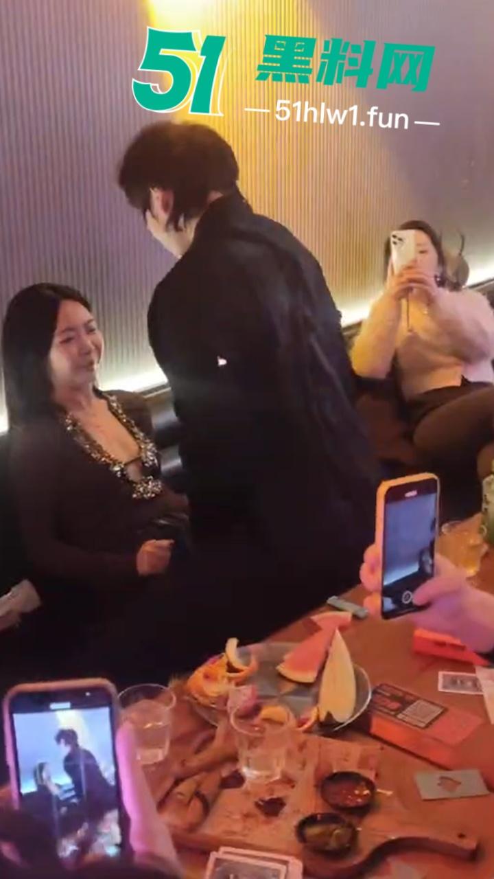 实拍上海商K富婆们的快乐生活,性感小富婆叫少爷裸露腹肌激情热舞,玩的富婆脸都红了。-3