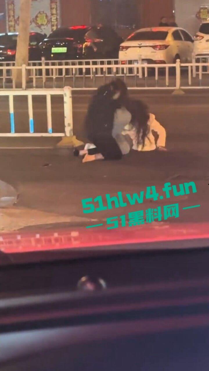 两美女街边对战，拿高跟鞋疯狂打砸据悉是小三被抓，原配暴怒殴打这小三一看就是个嫩妹。-1
