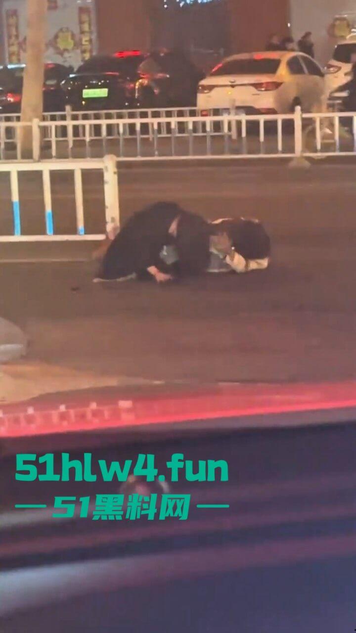 两美女街边对战，拿高跟鞋疯狂打砸据悉是小三被抓，原配暴怒殴打这小三一看就是个嫩妹。-3