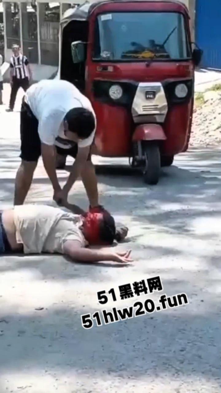 【血腥恐怖】哥伦比亚街头砍人,男子持刀将人砍倒后对着脑袋疯狂劈砍,当街持刀爆头?-4