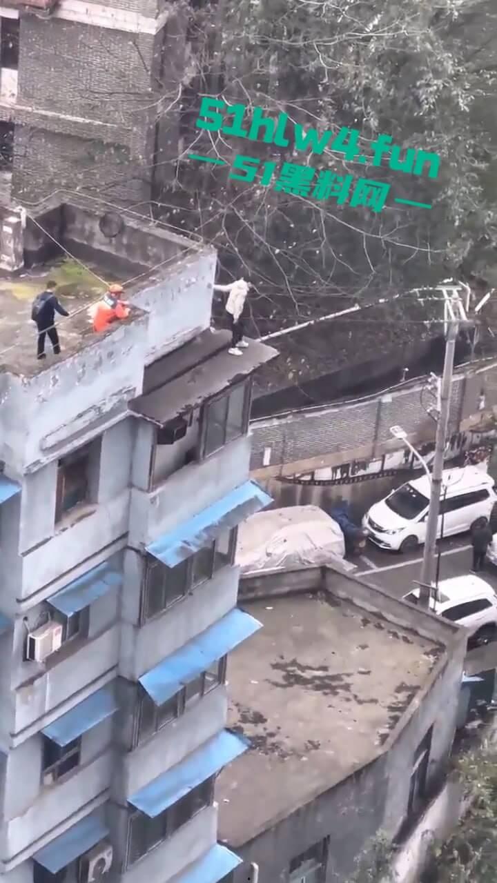 山西一男子轻生现场,救援队赶到男子奋不顾身跳楼自杀,据悉是离婚导致的精神崩溃。-2