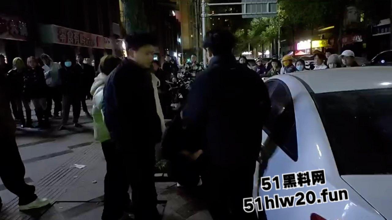 四川汉源骚妇密会情夫被老公当街抓现行，多次开房还被搞大肚子，真是太不要脸了！-1