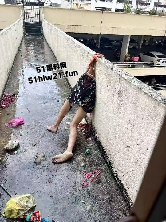 血腥慎入！男子跳楼被腰斩上体消失肠血乱飞，处理现场人员的心理阴影面积有点大！-2