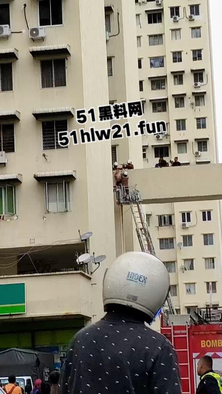 血腥慎入！男子跳楼被腰斩上体消失肠血乱飞，处理现场人员的心理阴影面积有点大！-5