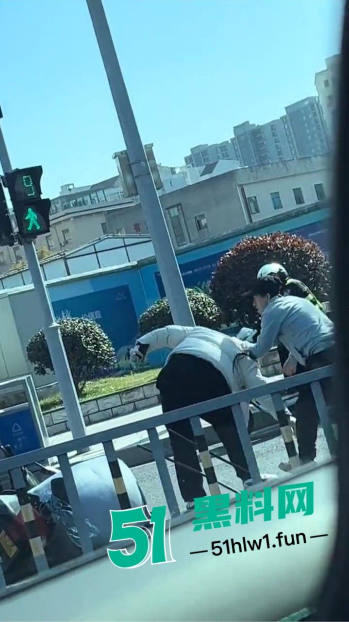 宁波街头闹剧吵架吵到电瓶车上,宁波一对男女疯鞭打电瓶车 这是吵架还是电瓶车得罪了谁?-6