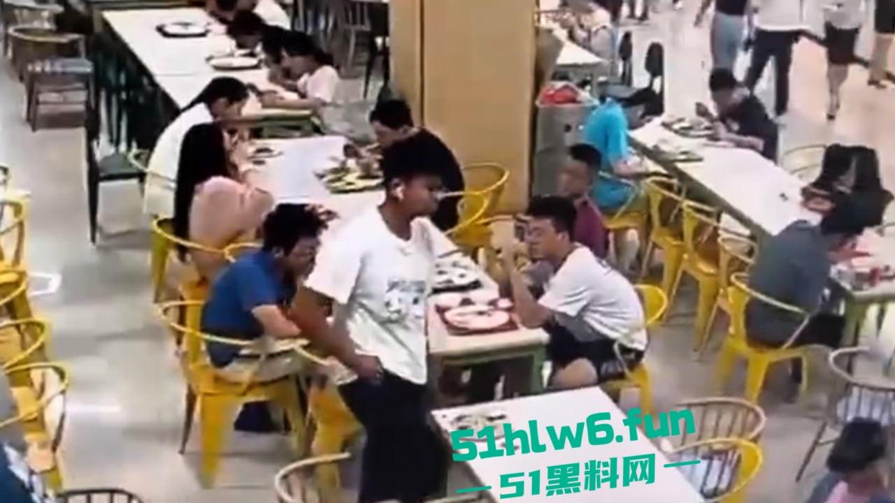 天津T0小仙女，在食堂听男生说猫拉屎很臭，竟然将烤鸭饭直接扣到男生头上。-1