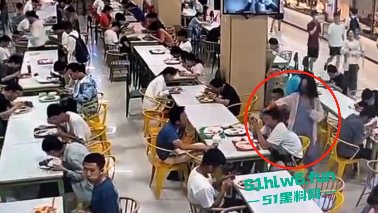 天津T0小仙女，在食堂听男生说猫拉屎很臭，竟然将烤鸭饭直接扣到男生头上。-4