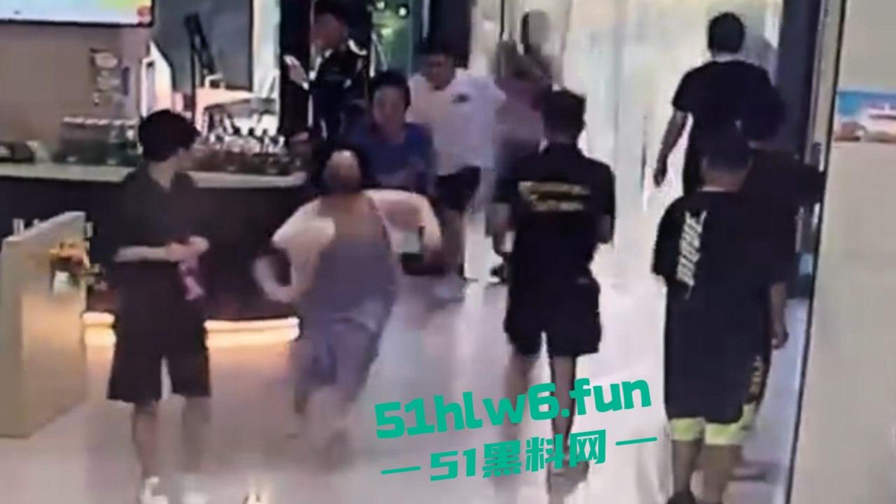 天津T0小仙女，在食堂听男生说猫拉屎很臭，竟然将烤鸭饭直接扣到男生头上。-8